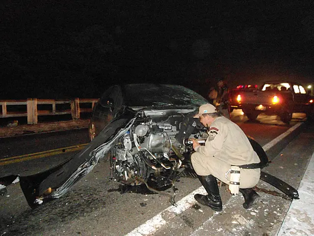 Mulher perde controle de carro e bate em ponte na BR-262