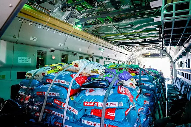 'Voo do Melhor Amigo' leva 20 toneladas de ração para pets resgatados no RS