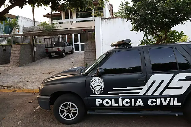 Homem é autuado por suspeita de maus-tratos a cachorro em pesqueiro
