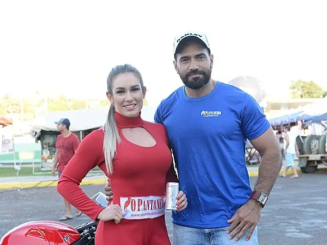 Em parceria com O Pantaneiro, fisiculturista Carol Ledur prestigia o Rally dos Sertões