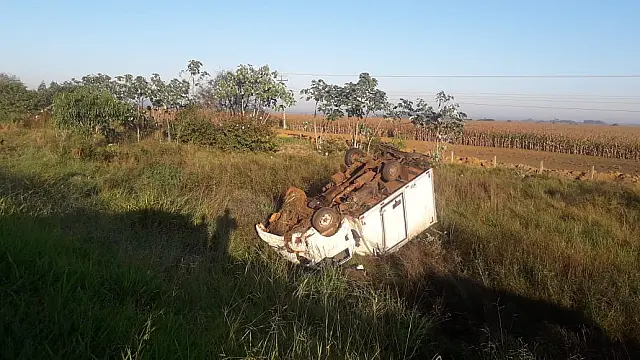 PRF encontra veículo capotado às margens da BR-060