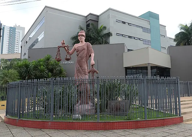Enteada é condenada por ofensas à madrasta durante funeral do pai