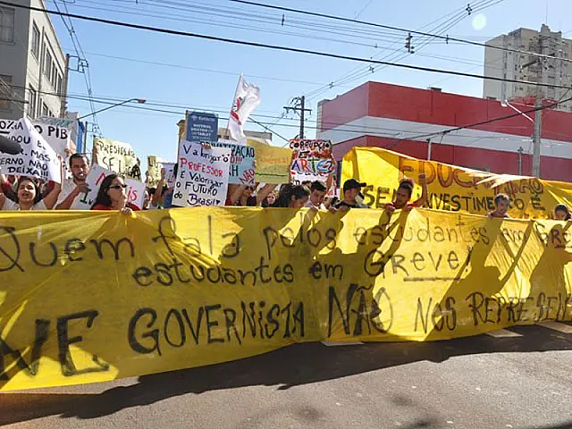 Governo faz acordo que deve acabar com greve em 13 federais