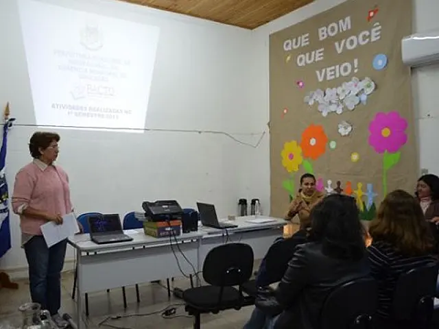 Diretores e coordenadores da rede municipal de ensino realizam atividades do Pacto