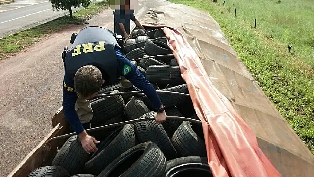 PRF apreende mais de 2 mil pneus contrabandeados em MS