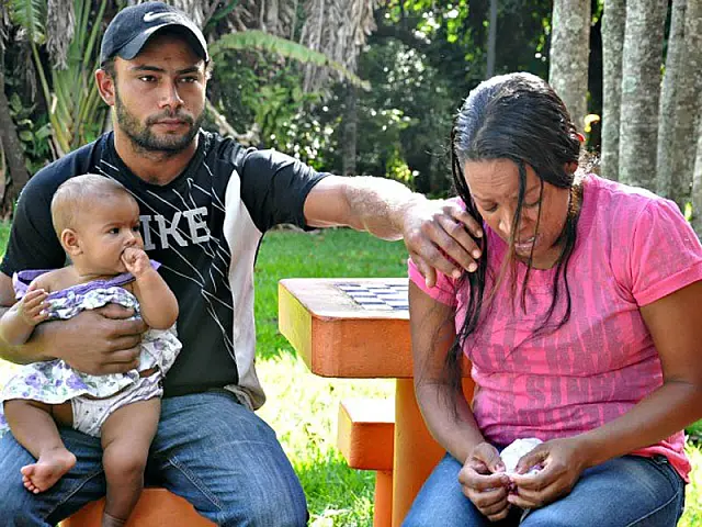'Ele não acordava', diz mãe de criança morta após inalar gás em carro