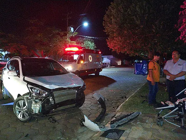 Acidente entre carro e moto deixa homem ferido na Sete de Setembro