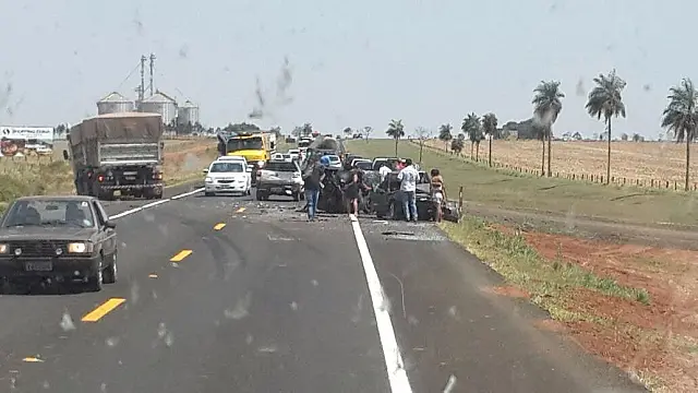 Carreta descontrolada atinge carros em bloqueio e mata duas pessoas