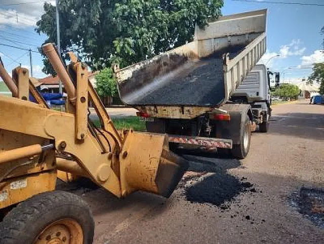 Operação tapa buracos recupera principais vias em Jardim