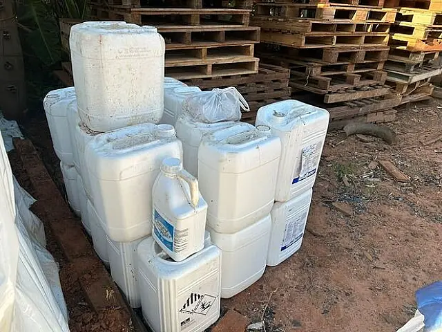 Dupla é multada por armazenar de forma irregular agrotóxicos