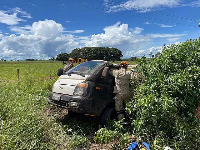 Após perder controle, motorista capota caminhão e fica ferido na MS-276