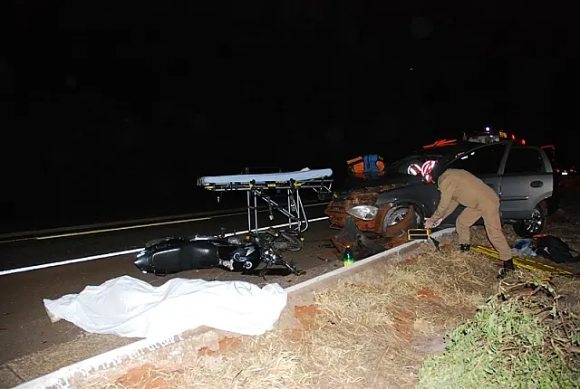 Corsa bate em anta, invade pista contrária e mata motociclista de 25 anos