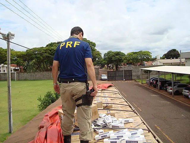 PRF apreende carreta com 20 mil pacotes de cigarros