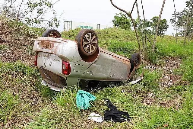 Motorista suspeito de atropelar casal em moto capota em barranco da BR-262