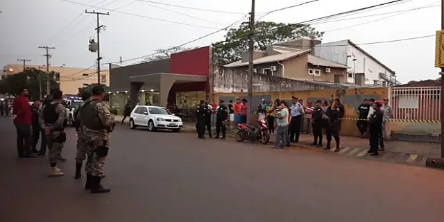 Pistoleiros matam homem em caminhonete e ferem brasileira na Fronteira