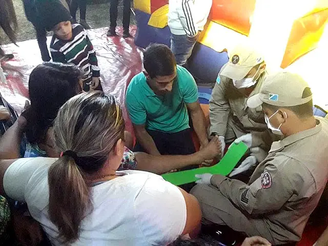 Bombeiro à paisana salva criança que fraturou gravemente a perna em tobogã