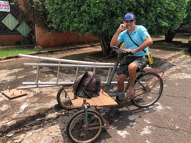 Com as próprias mãos, Aparecido construiu triciclo improvisado para trabalhar