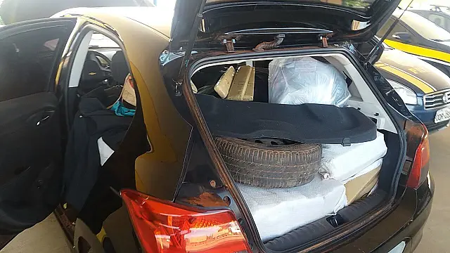 PRF apreende veículo roubado transportando 560 quilos de maconha