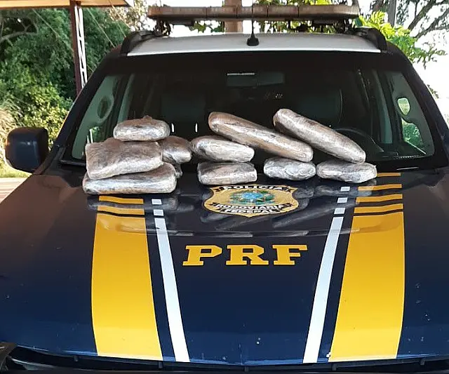 Escondida nas portas do carro, PRF apreende 7,6 kg de skunk