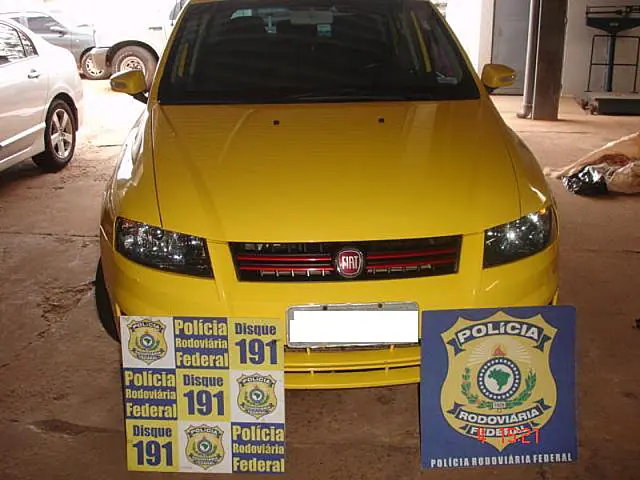 PRF apreende maconha e recupera veículo roubado