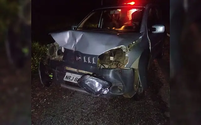 Carro bate na traseira de caminhão na BR-262 e deixa duas pessoas feridas