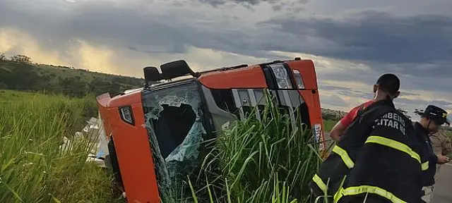 Carreta carregada de hambúrguer tomba na BR-267