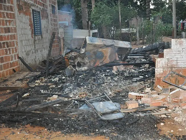 Homem mata pai e depois coloca fogo na casa, diz polícia em MS