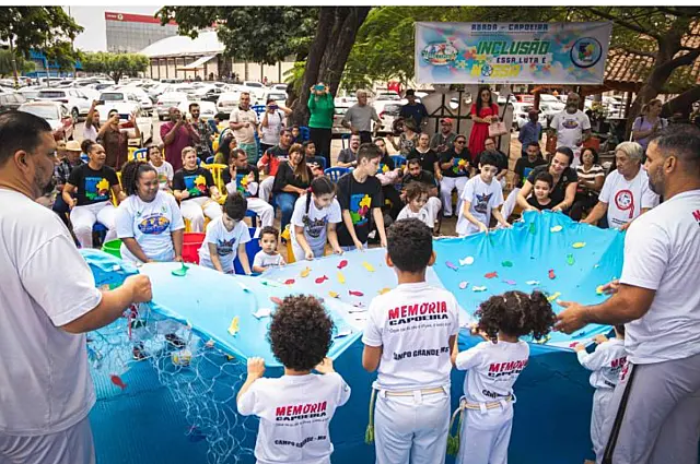 Escola de capoeira oferece oficinas para o mês das crianças