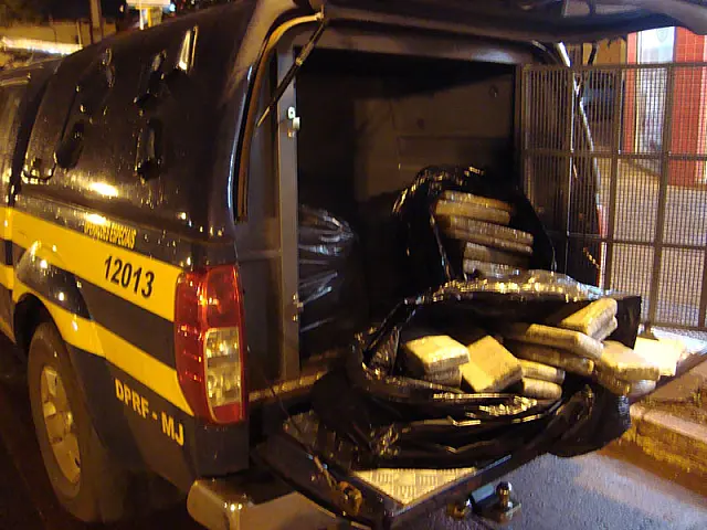 Motorista abandona carro com 277 quilos de maconha na BR-163