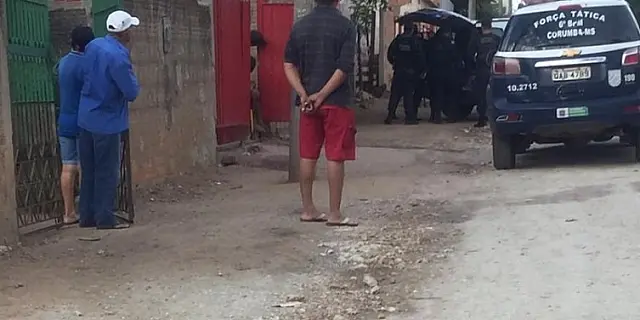 Homem que atirou em policiais enquanto ostentava com arma de fogo é morto pela PM