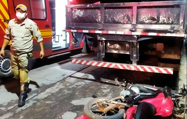 Jovem morre ao colidir moto em caminhão estacionado em Ladário