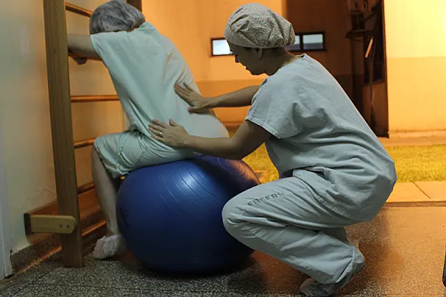 Projeto regulamenta exercício da profissão de doula
