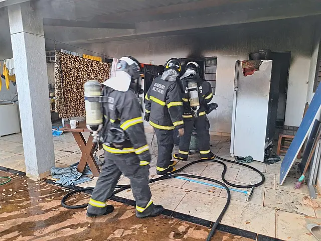 Bombeiros combatem incêndio de residência em Anastácio