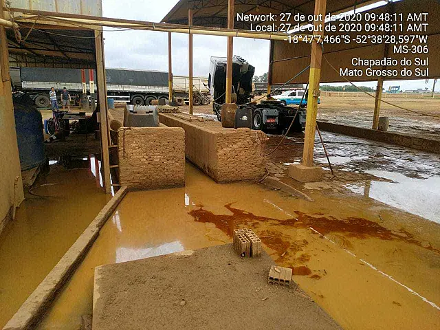 Lava-jato é fechado e multado em R$ 10 mil por poluição ambiental