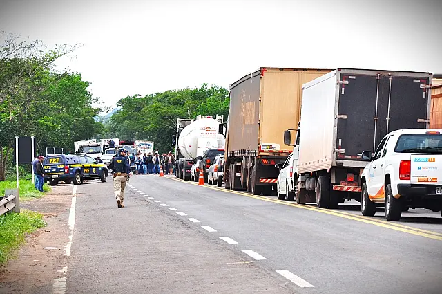 Manifestantes seguem determinação judicial e liberam carros de passeio na BR-262
