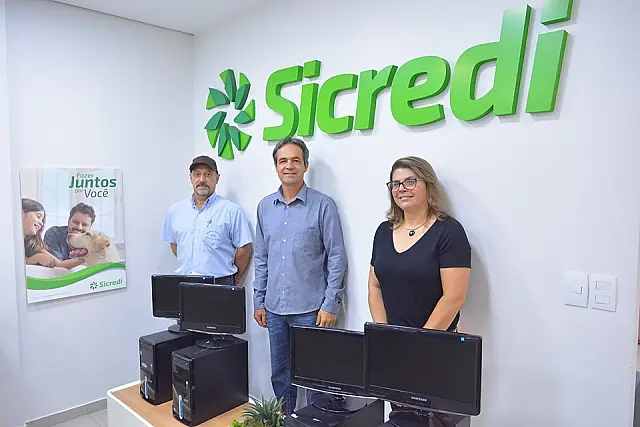 Sicredi entrega computadores para oficina de informática do Projeto Mirim