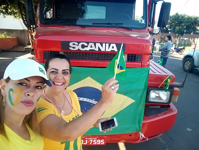 População se junta ao movimento e faz passeata a favor dos caminhoneiros