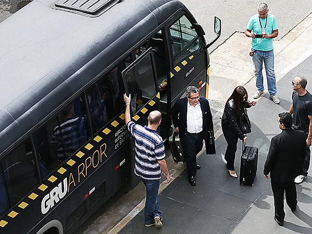Marqueteiro João Santana e sua mulher são presos ao chegar ao Brasil