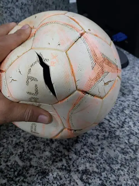 Mau humorada, vizinha ameaça, fura bola e deixa crianças sem futebol na Vila Pinheiro