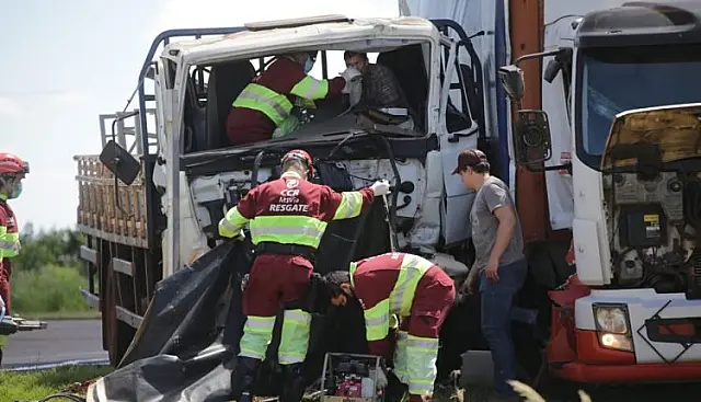 Caminhão com explosivos se envolve em acidente e um fica preso nas ferragens