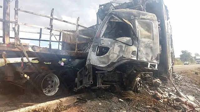 Carretas pegam fogo após colisão frontal na rodovia BR-267