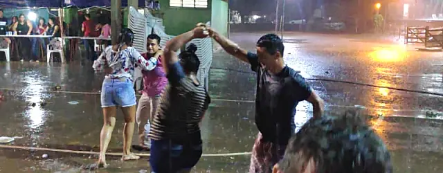Nem chuva atrapalhou galera de dançar o aniversário de Piraputanga