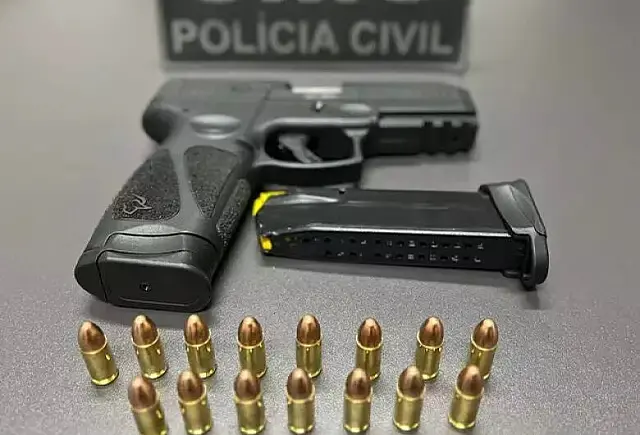 Após agredir companheira, ex-servidor tem arma apreendida