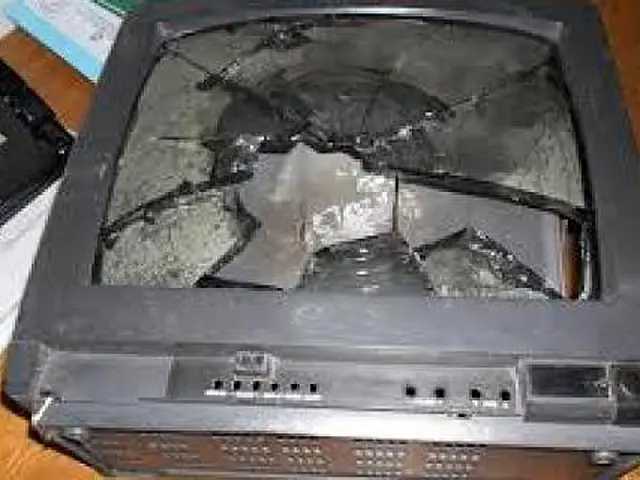 Revoltado com resultado de eleição, jovem quebra TV e agride esposa