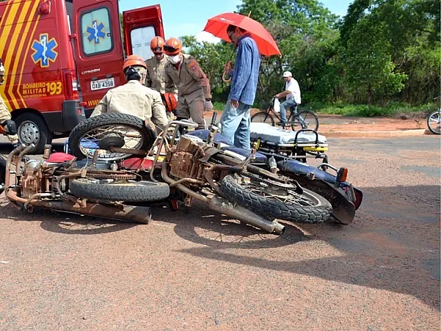 Moto bate na traseira da outra e dois motociclistas ficam feridos