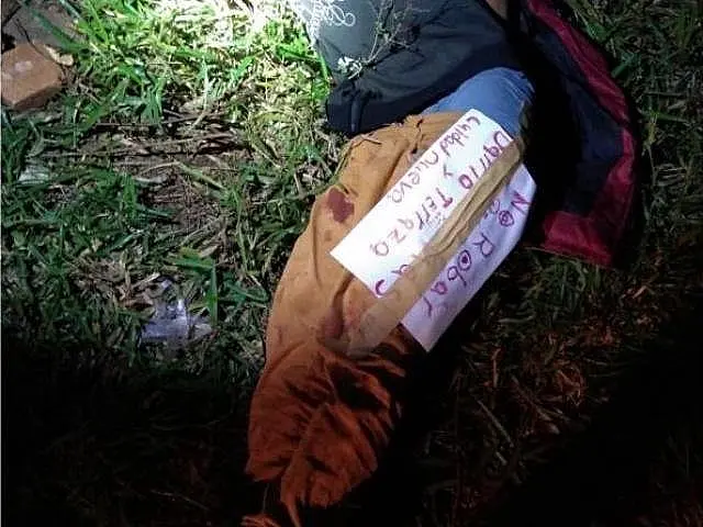 Jovem é assassinado após sequestro e é achado com bilhete colado no corpo