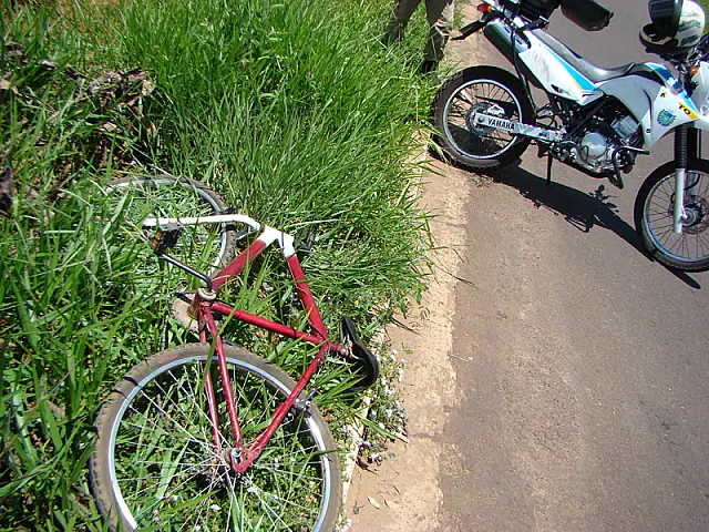 Acidente entre moto e bicicleta deixa dois feridos em Aquidauana