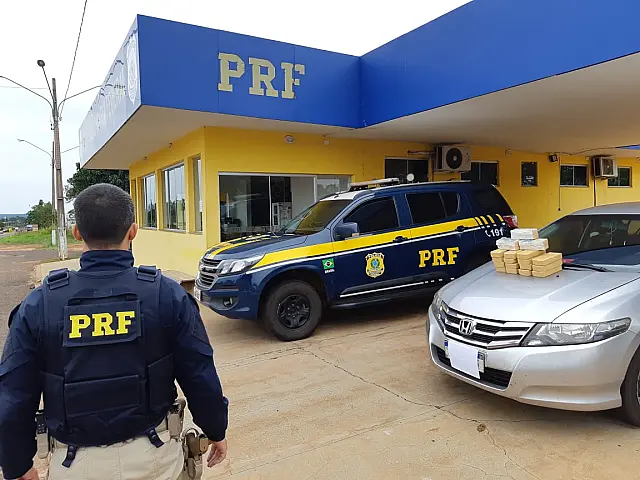 Transportando criança de 10 anos, motorista é presa pela PRF com 16 Kg de cocaína