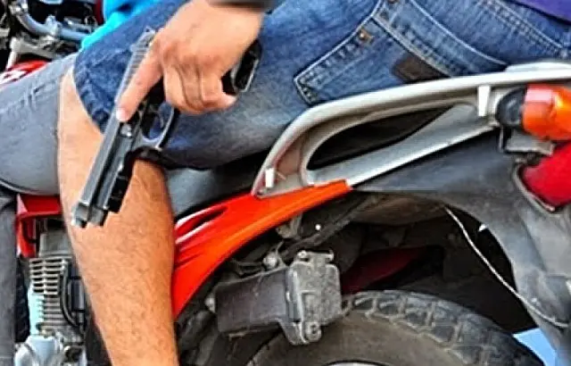 Mulher tem bolsa roubada minutos após sacar o salário