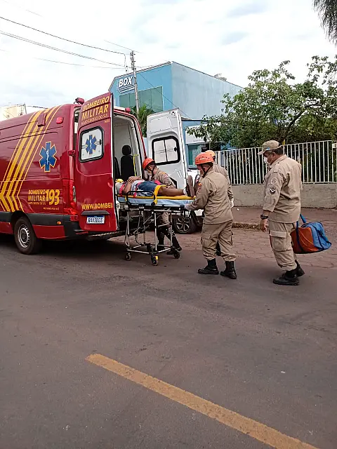 Colisão entre carro e moto deixa ciclista ferido em Corumbá